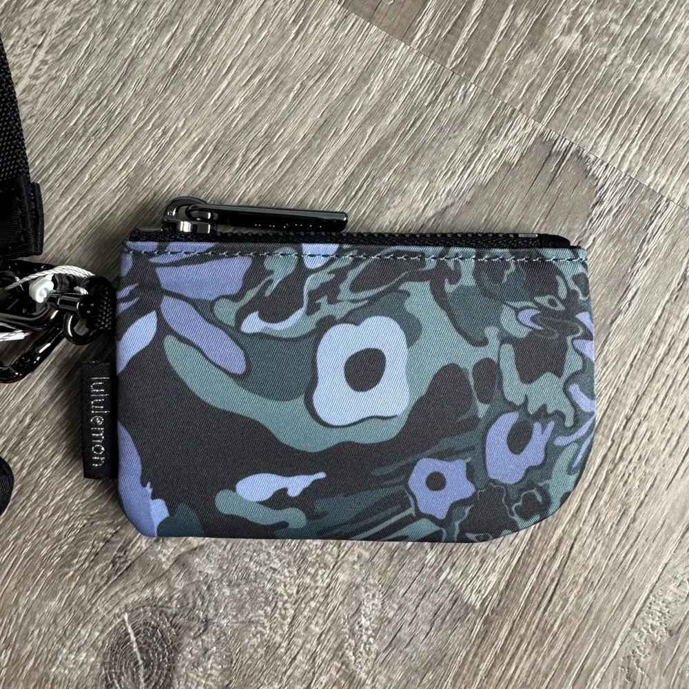 🍋💙LULULEMON Dual Pouch Wristlet Flower Meld Mini Multi/Gunmetal
